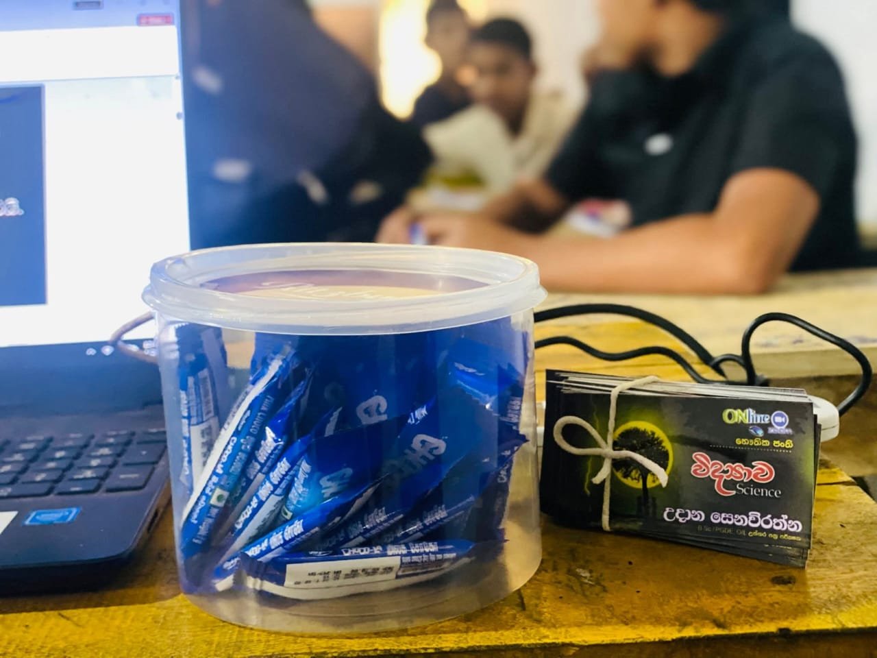 ජනවාරි පළමු දින ළමුන් සඳහා චොකලට් ලබා දීම​